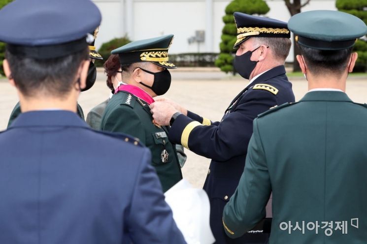 [포토]훈장 받는 박한기 합참의장 
