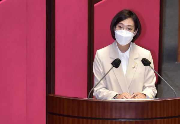 장혜영 정의당 의원이 16일 오후 서울 여의도 국회 본회의에서 진행된 경제분야 대정부질문에서 정세균 국무총리에게 질의하고 있다./사진=연합뉴스
