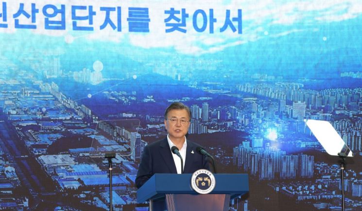 문재인 대통령이 지난 9월17일 오후 경상남도 창원시 태림산업에서 열린 스마트 그린 산업단지 보고대회에서 발언하는 모습.(이미지 출처=연합뉴스)