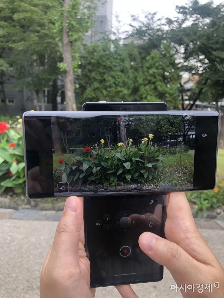 LG 윙 스위블 모드에서 카메라 앱을 실행하면 조이스틱이 나타나는데 버튼을 누르면 폰을 움직이지 않아도 상하좌우로 앵글이 이동한다.