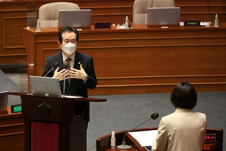 정세균 국무총리가 국회의 경제 분야 대정부질문에서 혜영 정의당 의원의 질의에 답변하는 모습.(이미지 출처=연합뉴스)