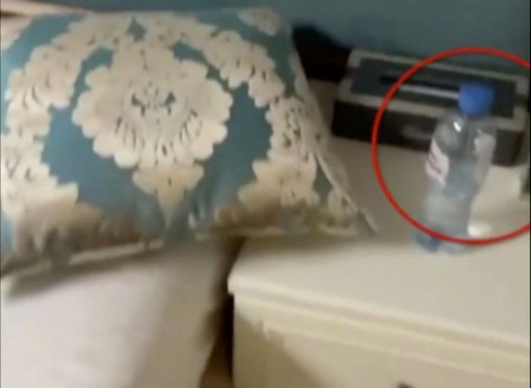 알렉세이 나발니가 독극물로 쓰러지기 전 머물렀던 호텔 객실의 물병. 나발니 지지자들은 물병에서 독극물 흔적이 확인됐다고 주장했다. [이미지출처=로이터연합뉴스]