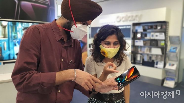 인도 구루그람에 위치한 삼성B2B체험관에서 현지 소비자가 '갤럭시Z폴드2'를 체험하고 있다.(사진제공=삼성전자)