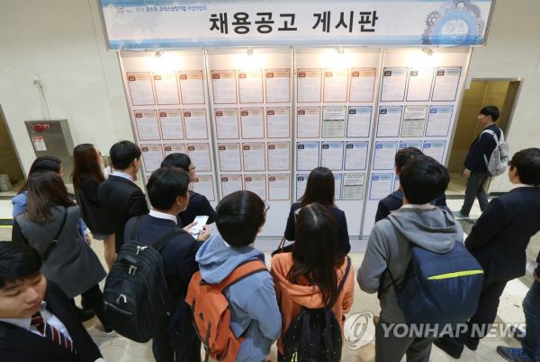 취업난과 집값 상승 등으로 인해 청년층의 고통은 더욱 심화하고 있다. 사진=연합뉴스