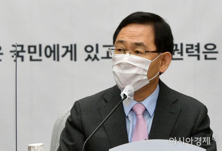 주호영 국민의힘 원내대표가 18일 국회에서 열린 원내대책회의에 참석, 모두발을 하고 있다./윤동주 기자 doso7@