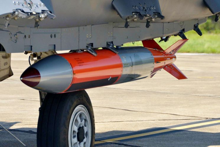 F-15E에 탑재된 B61-12 전술핵폭탄