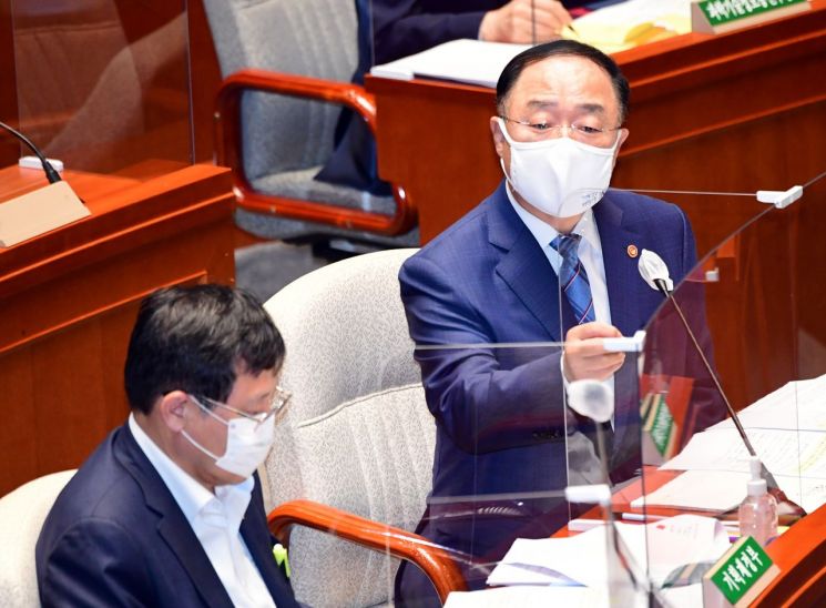 홍남기 "전국민 독감 무료 접종, 받아들이기 어려워"