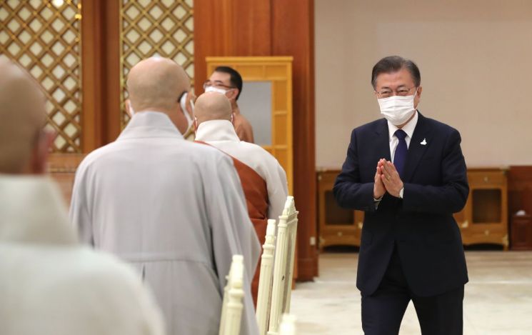 불교계 "만고에 빛나는 대통령 되시라"…文 "대한민국이 그렇게 돼야죠"