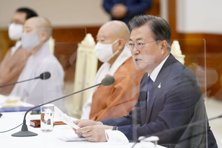 불교계 "만고에 빛나는 대통령 되시라"…文 "대한민국이 그렇게 돼야죠" (종합)