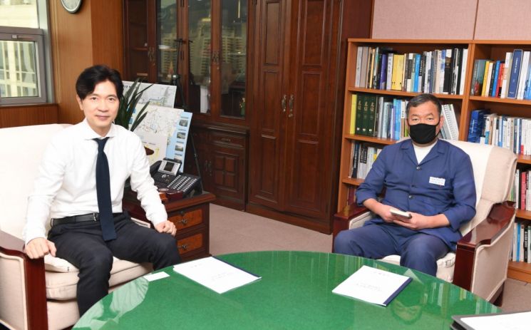 18일 오후 3시 오규석 부산 기장군수가 박성훈 부산시 경제부시장을 만나 지역 현안에 대해 시비 지원을 요청하는 대화를 나눴다.