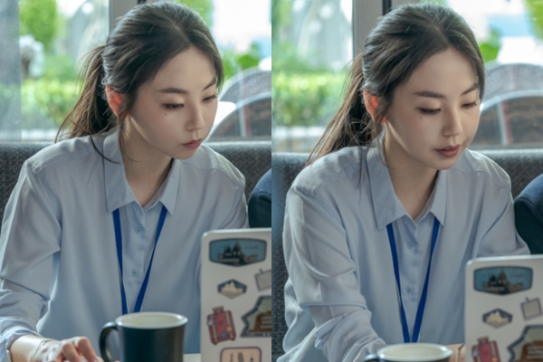스카이블루 셔츠.