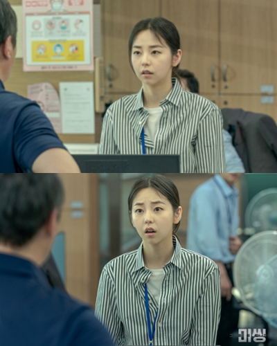 남색 스트라이프 셔츠룩.
