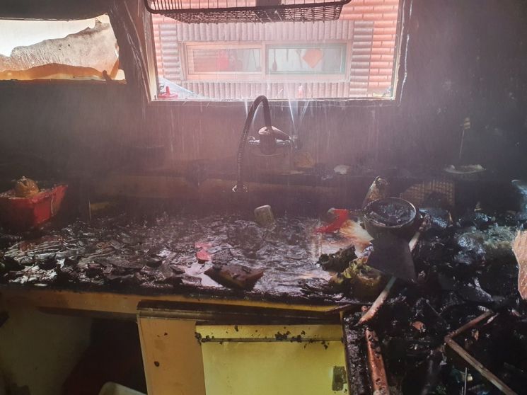 인천 미추홀구소방서에 따르면 지난 14일 미추홀구 빌라에서 초등학생 형제가 라면을 끓여 먹다 화재를 일으켰다. / 사진=연합뉴스
