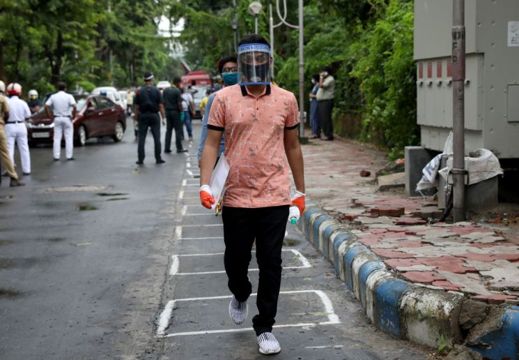 인도 뉴델리, 코로나19 급증…'6일 봉쇄령' 내려