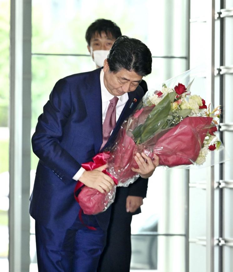 아베 신조(安倍晋三) 전 일본 총리가 지난 16일 낮 12시42분께 도쿄 총리관저를 떠나고 있다. 아베 내각은 이날 오전 총사퇴를 하며 7년8개월 집권의 막을 내렸다. <사진=교도·연합>