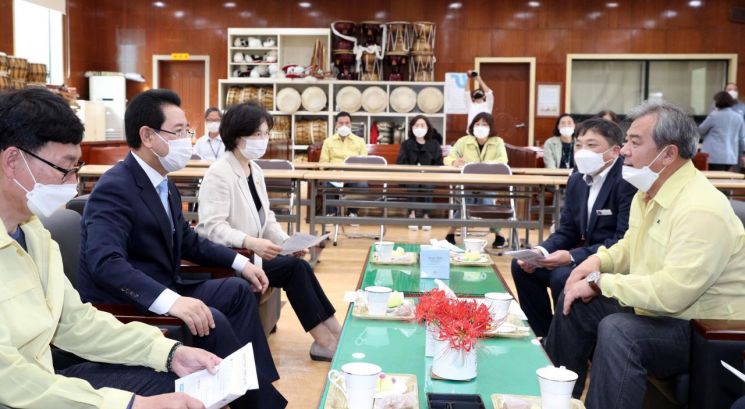 김영록 전라남도지사가 19일 장애인복지시설인 곡성삼강원을 방문, 류근기 군수가 배석한 가운데 강신호 원장으로부터 거주사 시설현황에 대해 설명을 듣고 있다. 사진=전남도