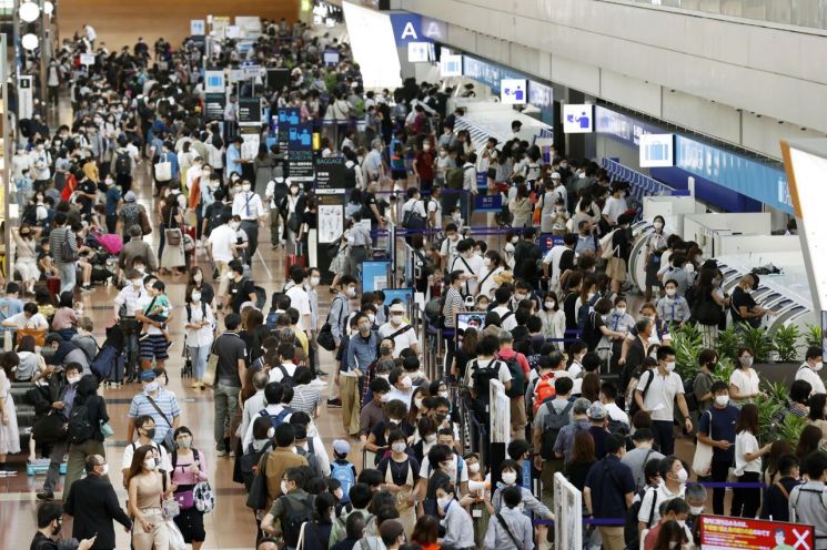 19일 여행을 떠나기 위해 공항을 찾은 일본인들 [이미지출처=AP연합뉴스]