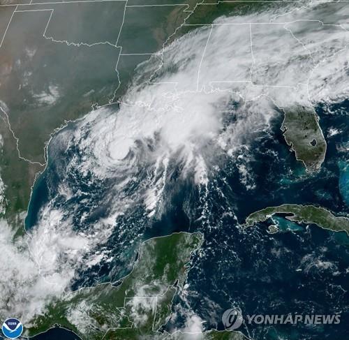 멕시코만에서 미 텍사스 해안을 향해 접근 중인 열대성 폭풍 '베타'를 촬영한 인공위성 이미지.  사진=연합뉴스