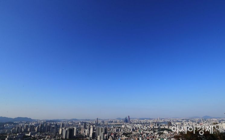 완연한 가을 날씨를 보인 20일 서울 남산에서 바라본 서울 도심위로 파란 하늘이 펼쳐져 있다./윤동주 기자 doso7@