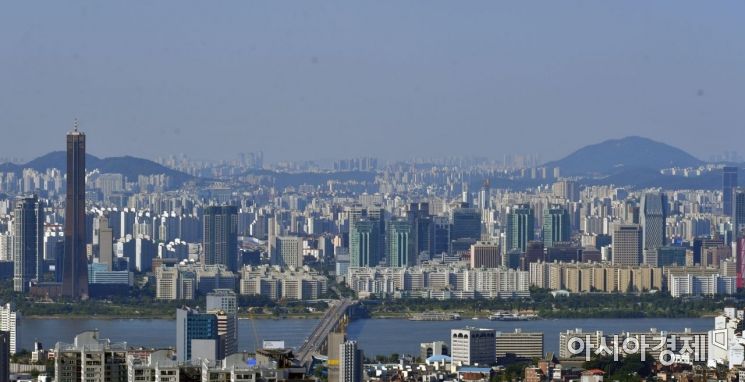 완연한 가을 날씨를 보인 20일 서울 남산에서 바라본 서울 도심위로 파란 하늘이 펼쳐져 있다./윤동주 기자 doso7@