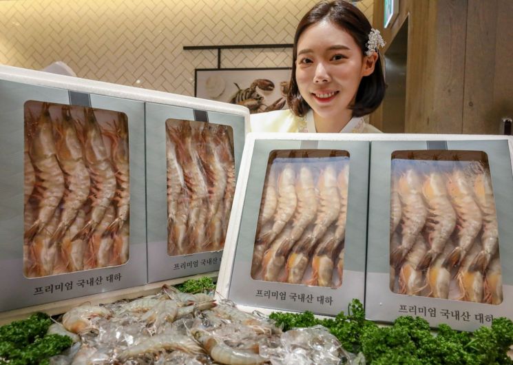 [포토]현대백화점 "추석 선물로 '자연산 대하' 구입하세요"