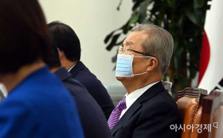 김종인 국민의힘 비대위원장이 21일 국회에서 열린 비상대책위원회의에 참석, 심각한 표정을 짓고 있다./윤동주 기자 doso7@