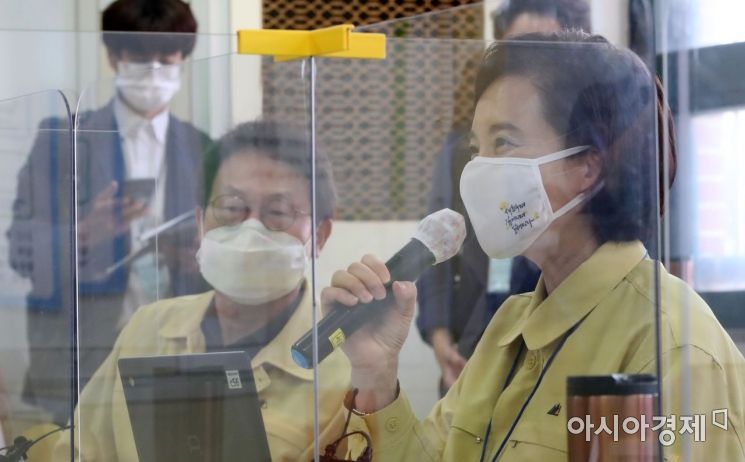 수도권 지역 유치원과 초·중·고교의 등교수업이 재개된 21일 서울 강동구 한산초등학교에서 유은혜 교육부총리와 조희연 서울시교육감이 학교장 및 학부모대표와 간담회를 갖고 있다./강진형 기자aymsdream@