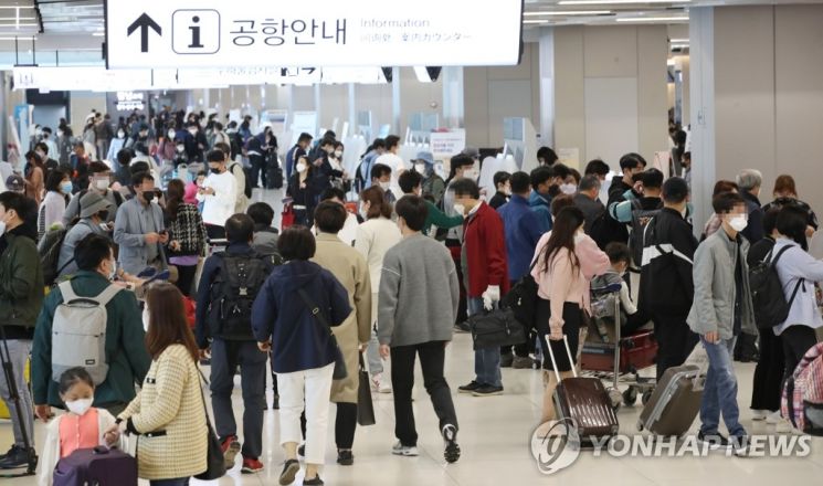 황금연휴를 앞둔 지난 4월29일 김포공항 국내선 청사가 승객들로 붐비고 있다. [이미지출처=연합뉴스]