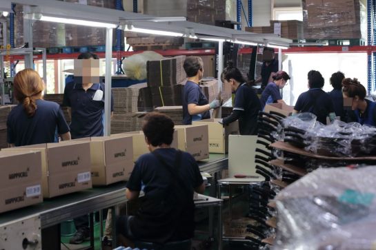 해피콜 부산 김해 생산공장 근로자들이 프라이팬 제품 등을 출고하기 위해 포장작업을 하고 있다.