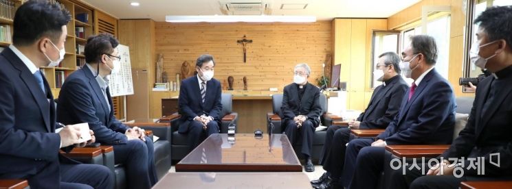 [포토] 천주교주교회 방문한 이낙연 대표