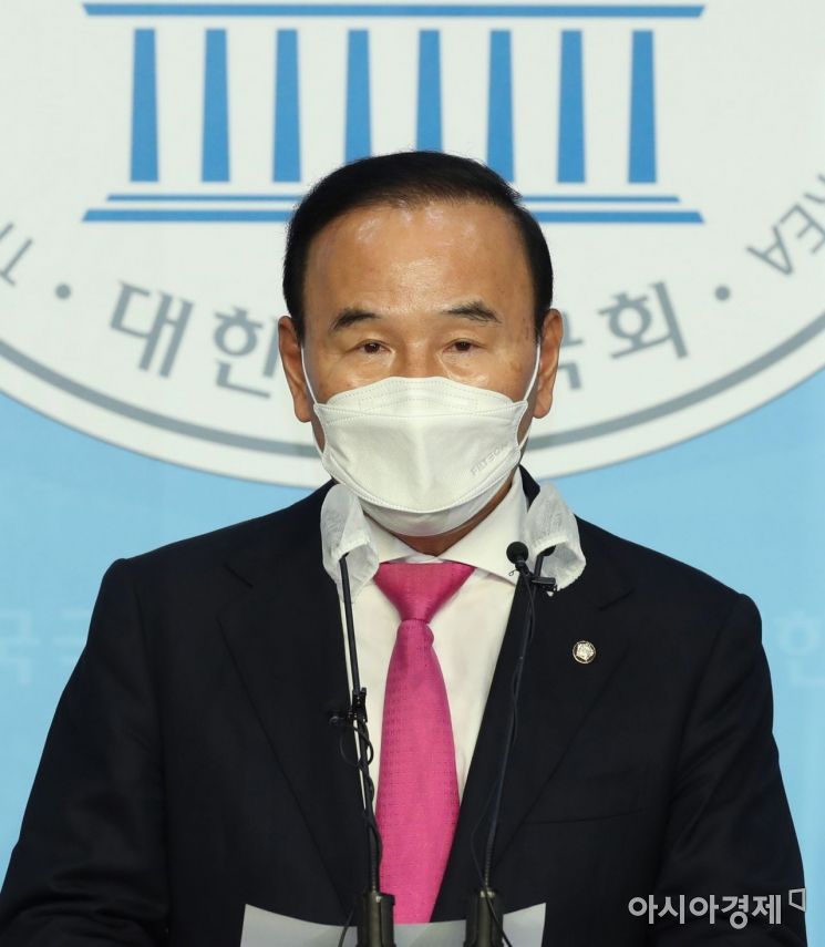 [포토] 의혹 해명 기자회견 갖는 박덕흠 의원