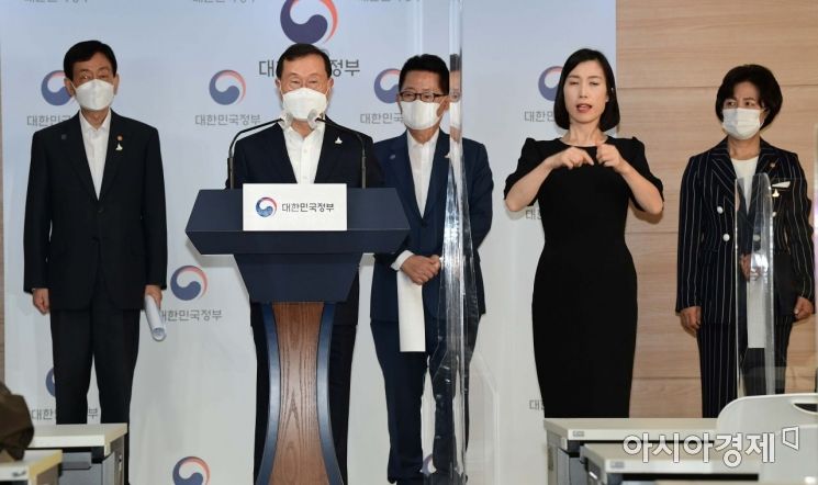 지난 9월21일 김순은 자치분권위원회 위원장이 정부서울청사 브리핑실에서 제2차 국정원?검찰?경찰 개혁 전략회의 결과를 발표하고 있다. /사진공동취재단