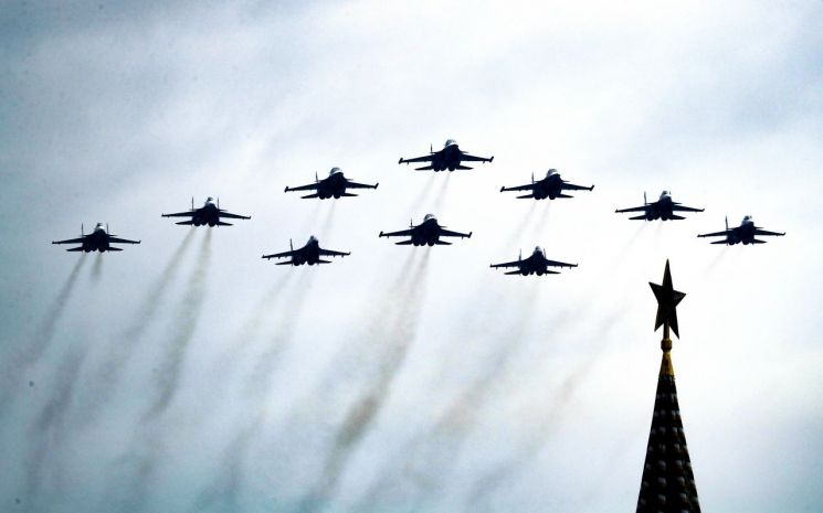 세계2차대전 승전을 기념해 러시아 공군이 모스크바 상공에서 항공 퍼레이드를 펼치고 있다. [이미지출처=EPA연합뉴스]