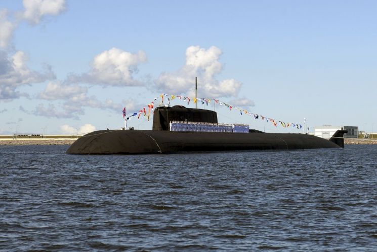 러시아 핵잠수함 승조원이 러시아해군기념을 기념해 상트페테르부르크 해상에서 도열해 있다. [이미지출처=AP연합뉴스]
