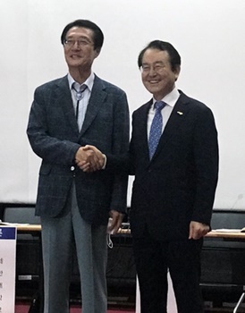 김종식(오른쪽) 목포시장과 박우량 신안군수가 지난 7월 10일  목포해양대에서 열린 '신안·목포 통합 토론회'에 앞서 악수를 나누고 있다. / ⓒ 아시아경제