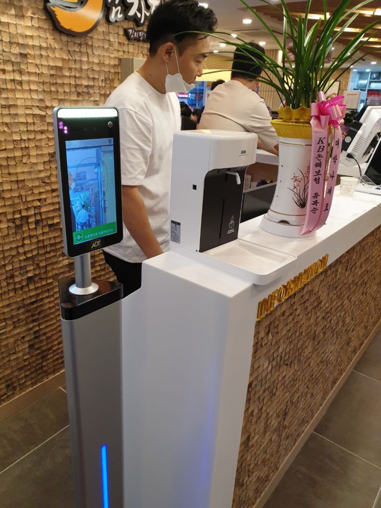 맛나감자탕 부산 대연점. 매장에 들어서면 안면인식 발열체크 기기가 작동해 측정한 체온을 모니터로 보여준다.