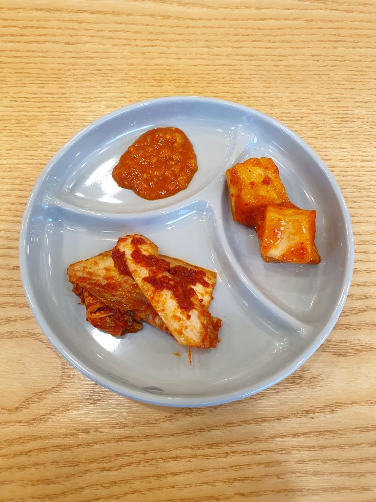 개인반찬 접시. 여러명이 젓가락을 뒤적거릴 필요가 없어 질병 감염을 막을 수 있다.