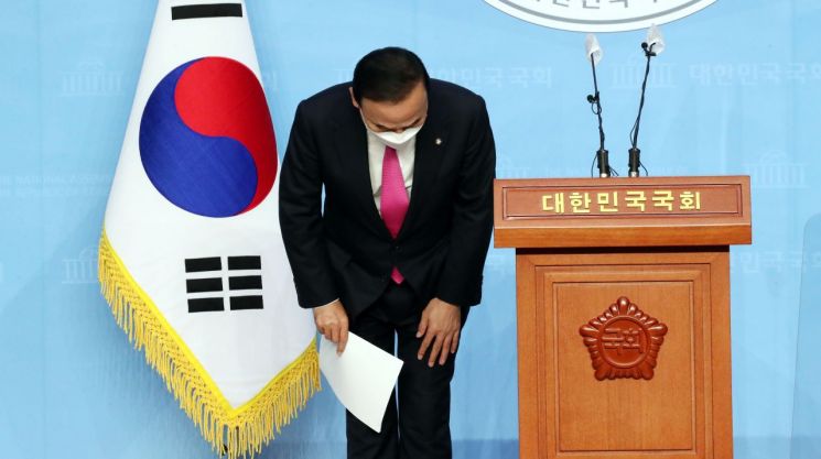 與 "'수주특혜 의혹 박덕흠' 의원 자격 없다"…사퇴 총공세