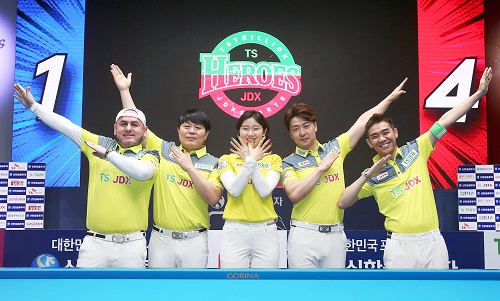 (좌측부터) 로빈슨 모랄레스, 김병호, 이미래, 김남수, 정경섭 선수가 2라운드 제1경기 우승 후 포즈를 취하고 있다.