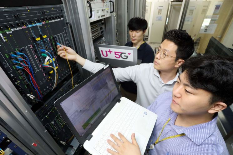 LG유플러스 협력사인 유비쿼스 직원들이 통신 장비를 점검하고 있다.[사진=LG유플러스 제공]