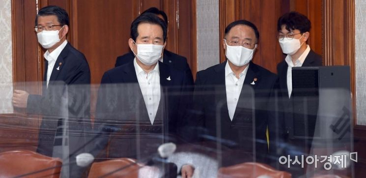 [포토]회의실 들어서는 정세균 총리-홍남기 경제부총리