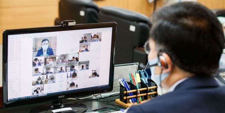 손병두 금융위 부위원장이 23일 서울 종로구 정부서울청사에서 금융리스크 대응반 회의를 비대면 화상회의로 진행하고 있다.