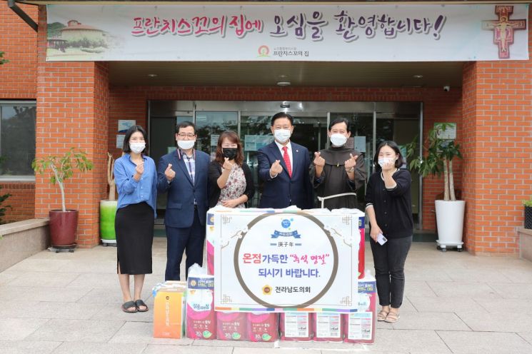 김한종 전남도의회 의장은 추석을 앞두고 사회복지시설을 찾아 따뜻한 온정을 나눴다. 사진=전남도의회 제공