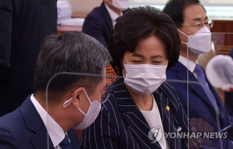 추미애 법무부 장관이 21일 국회 법제사법위원회 전체회의에 출석, 서욱 국방부 장관과 이야기 하고 있다./사진=연합뉴스