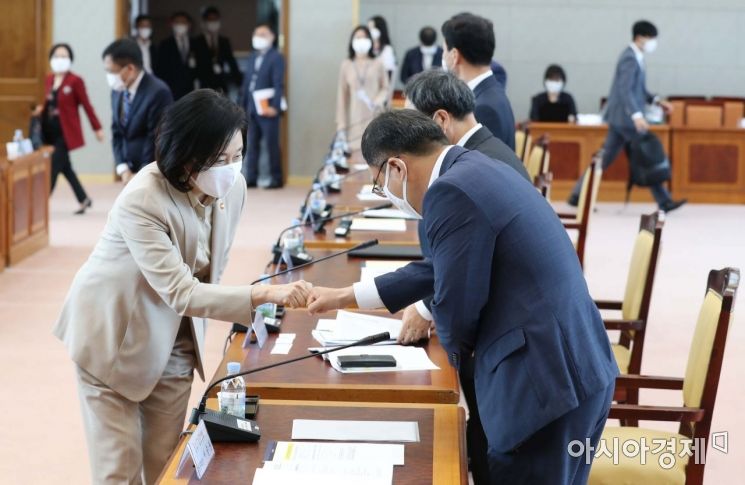 [포토]참석자들과 주먹 인사하는 박영선 장관 