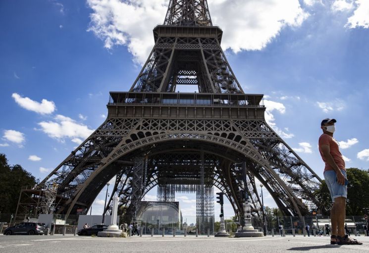 파리 에펠탑, 9개월 만에 재개장…"접종증명서·음성확인서 있어야 입장" 