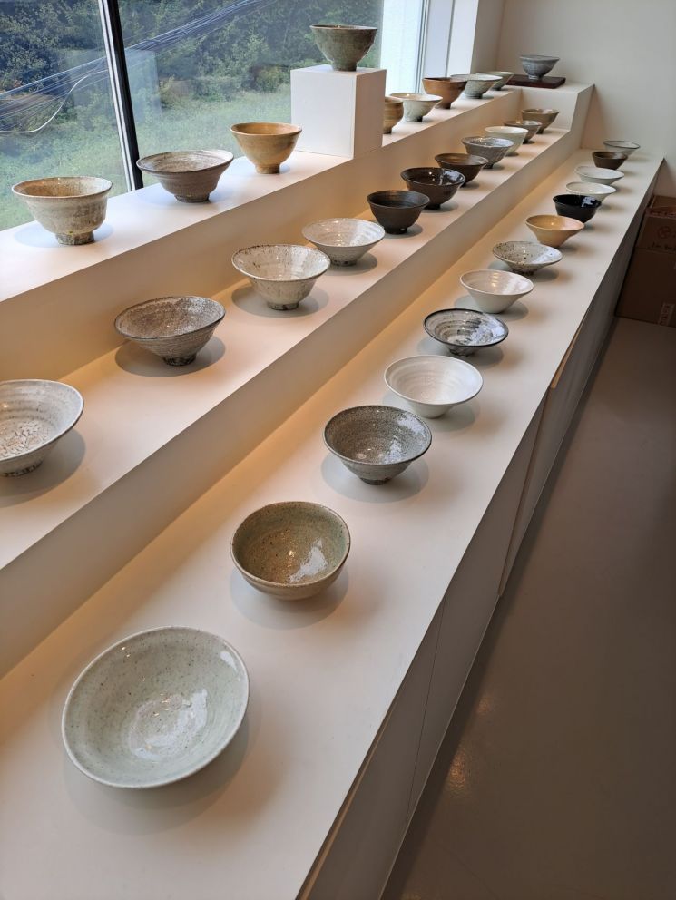 [갤러리 산책] RM을 사로잡은 도예가 권대섭, 이번엔 사발 전시