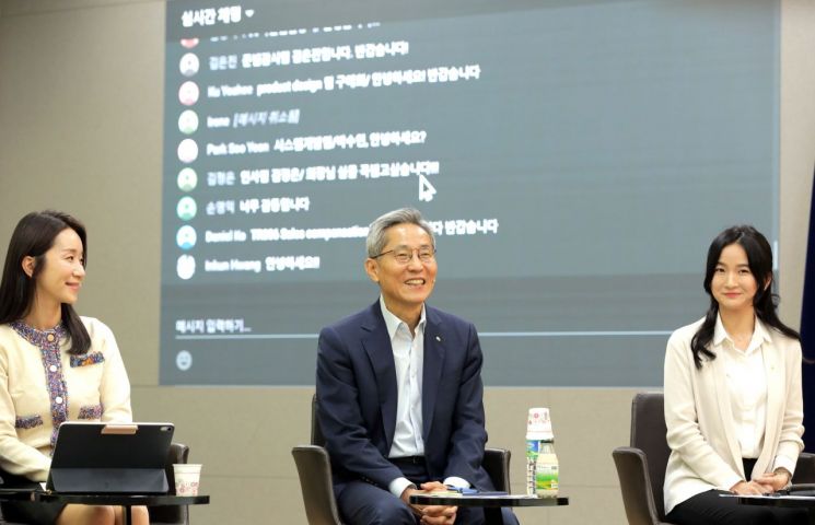 윤종규 KB금융그룹 회장(가운데)이 23일 e-타운홀미팅을 통해 푸르덴셜생명 직원들과 대화하고 있다.