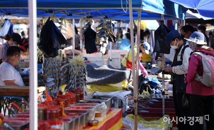 [포토] 성남 모란민속 5일장 찾은 시민들