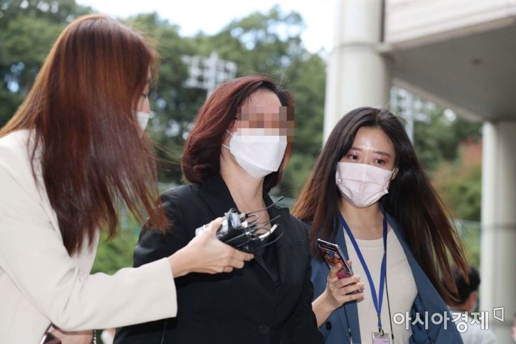 [포토]질문 받으며 법정 향하는 정경심 교수 